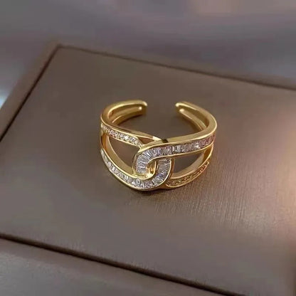 Delara – Anillo Elegante con Nudo de Estilo Sofisticado