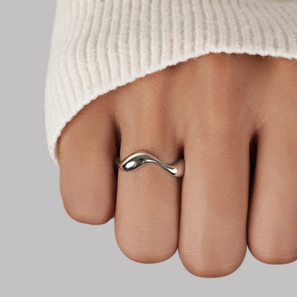 Ondine – Anillo Minimalista Ondulado