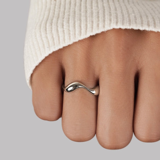 Ondine – Anillo Minimalista Ondulado