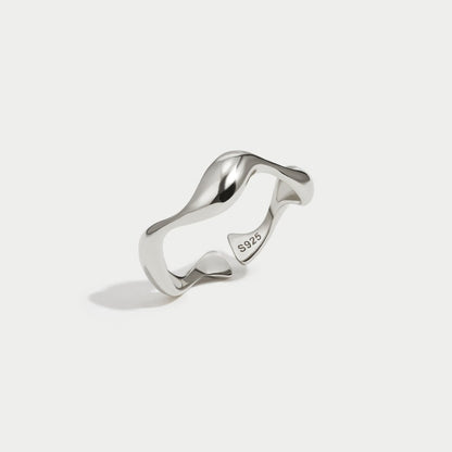 Whitney – Anillo Minimalista Ondulado