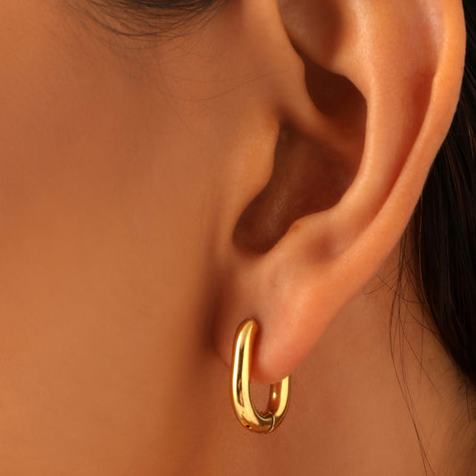 Lara – Pendientes Metálicos en Forma de U Elegantes