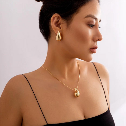 Collar de gotas de agua dorado