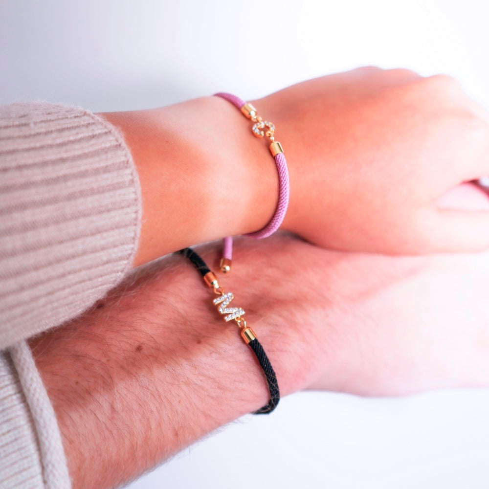 Calla – Pulsera Inicial Grabada Ajustable