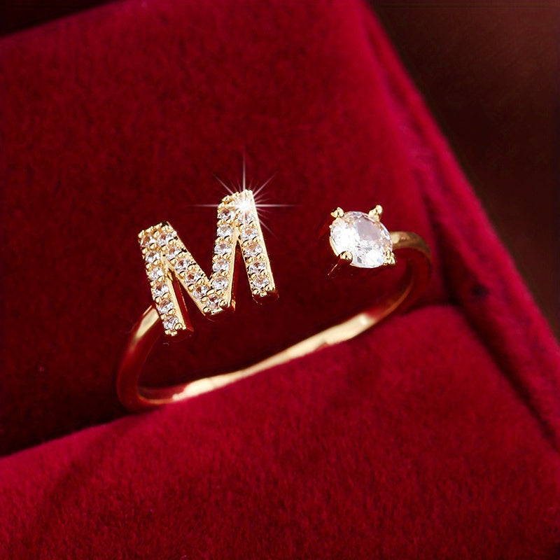 Nova – Anillo Moderno Abierto con Inicial y Circonitas