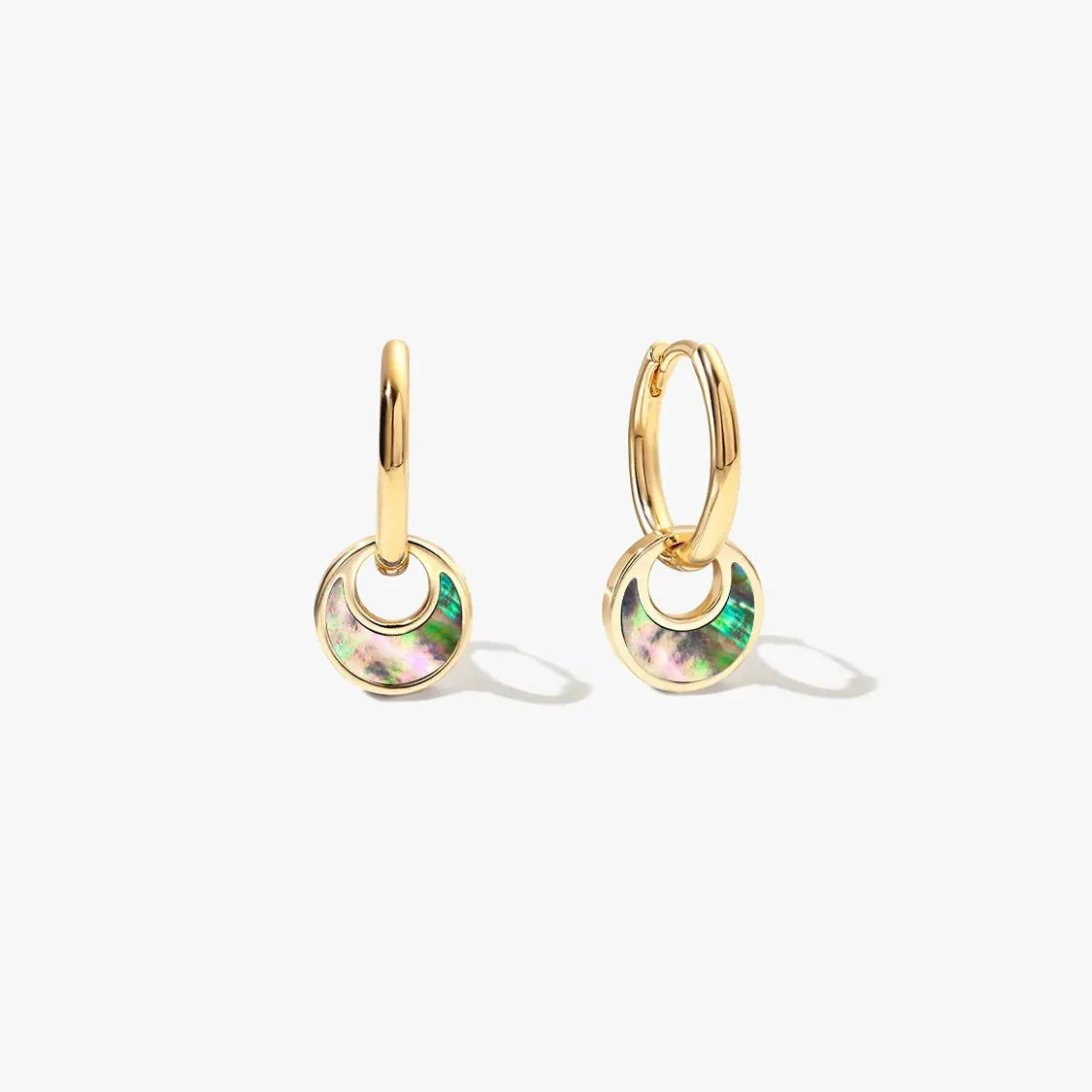 Aretes para mujer con colgante redondo y detalle decorativo