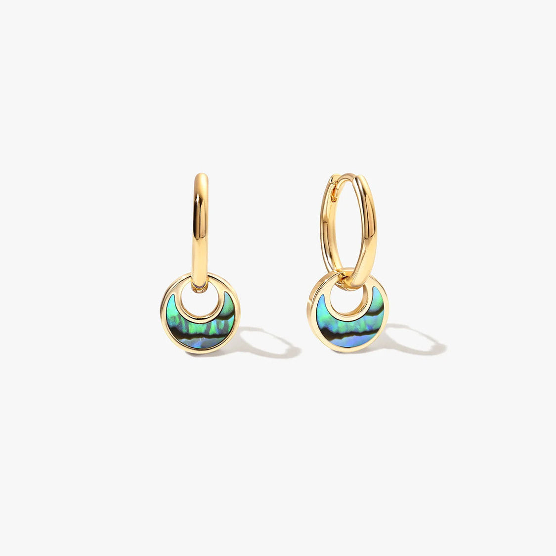 Aretes para mujer con colgante redondo y detalle decorativo