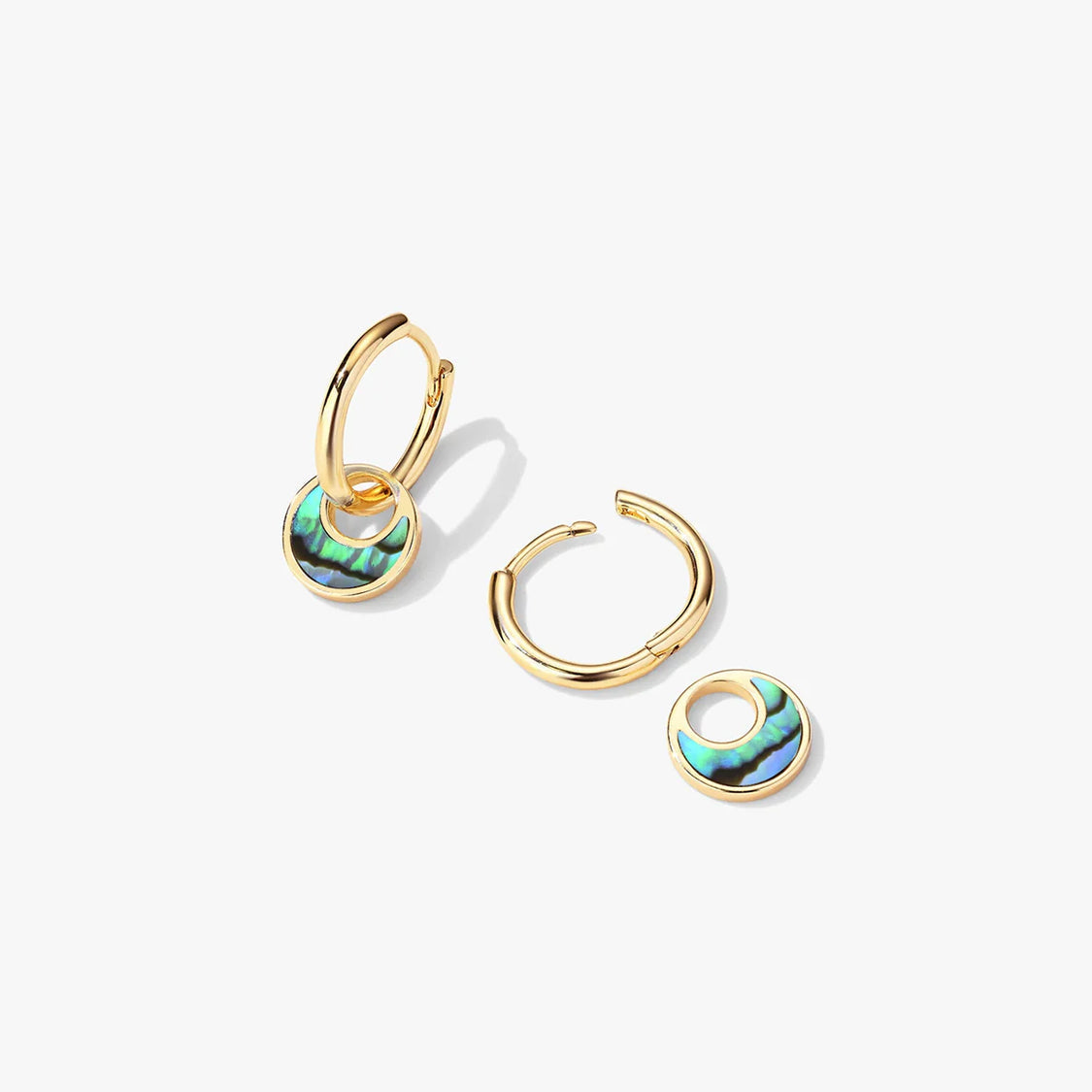 Aretes para mujer con colgante redondo y detalle decorativo