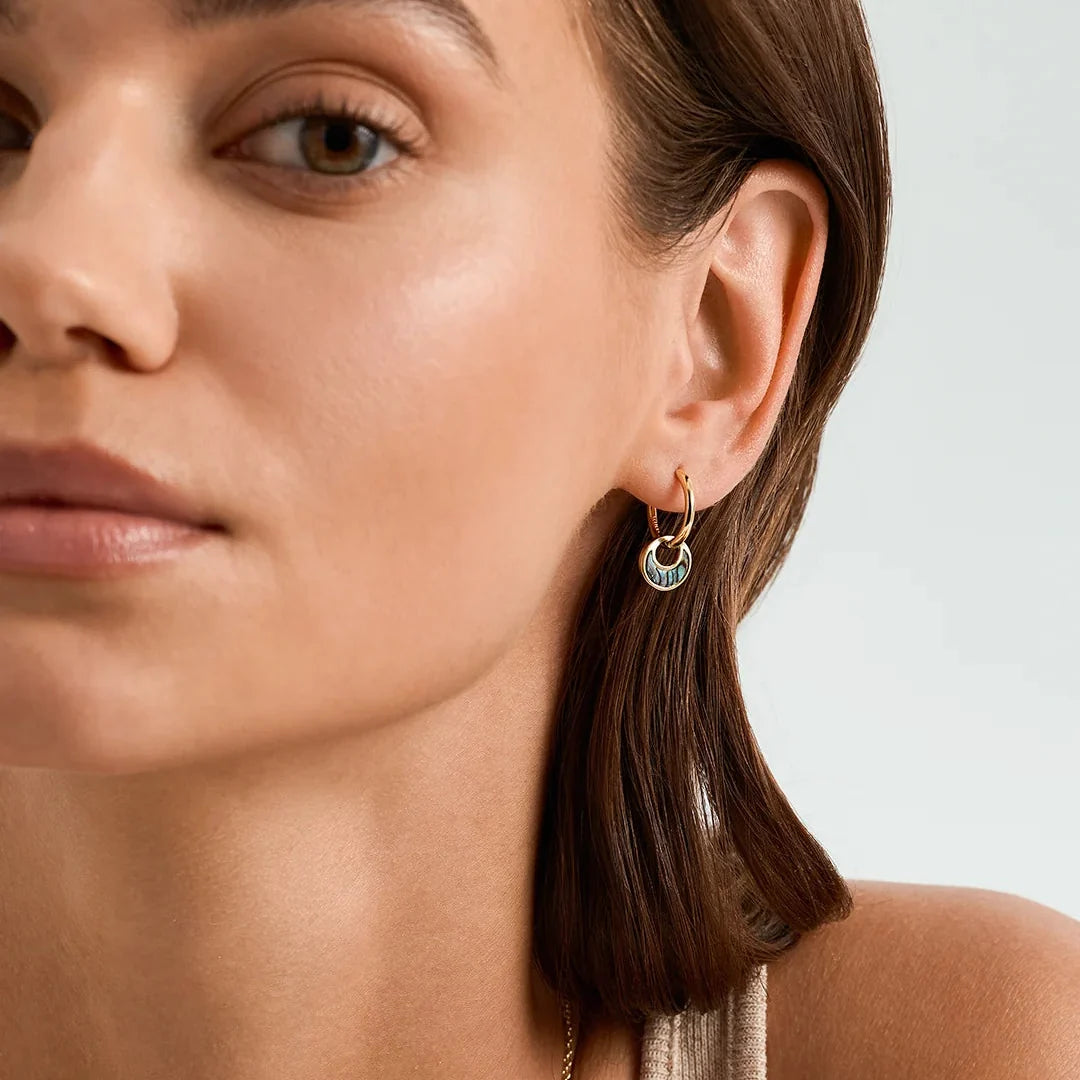 Aretes para mujer con colgante redondo y detalle decorativo