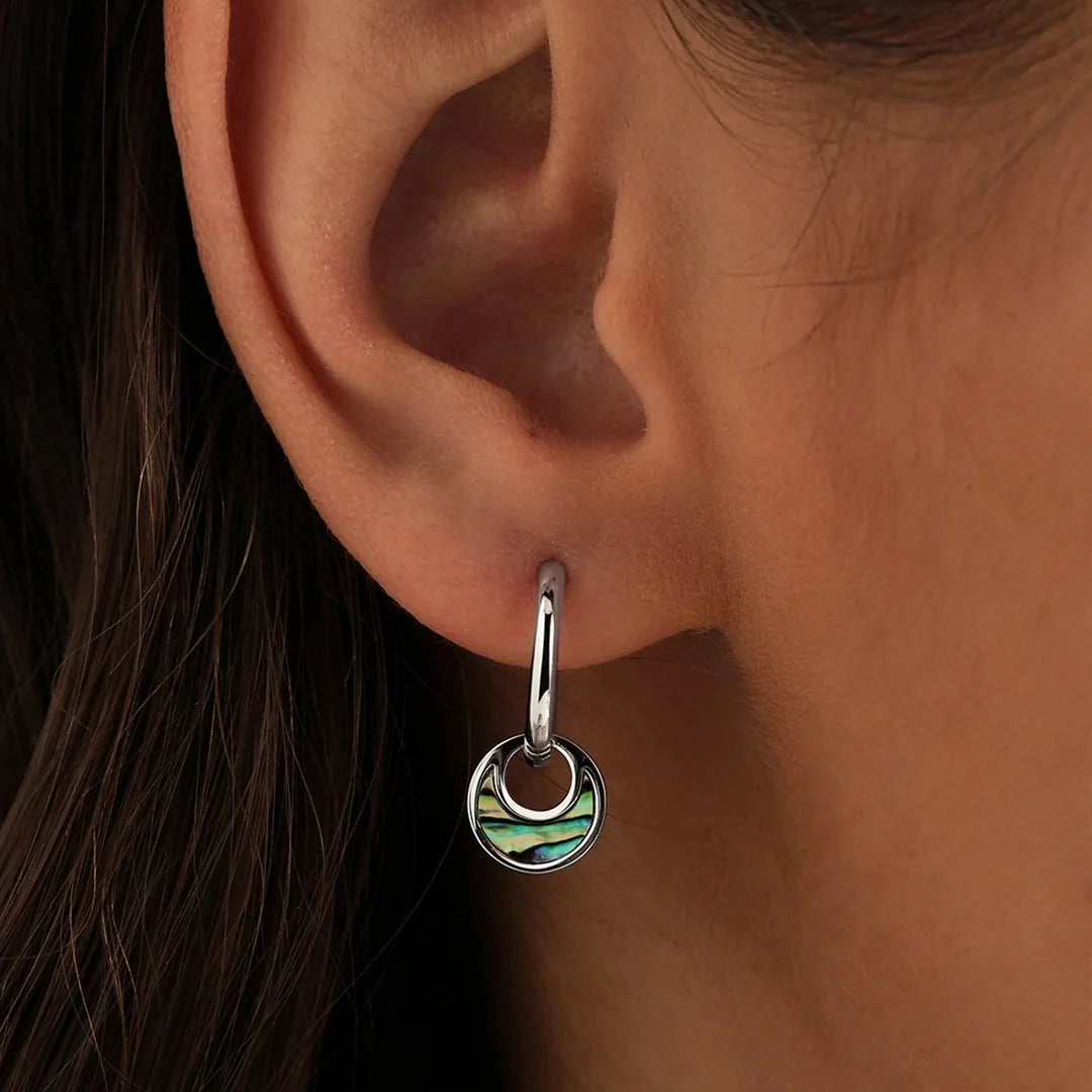 Aretes para mujer con colgante redondo y detalle decorativo