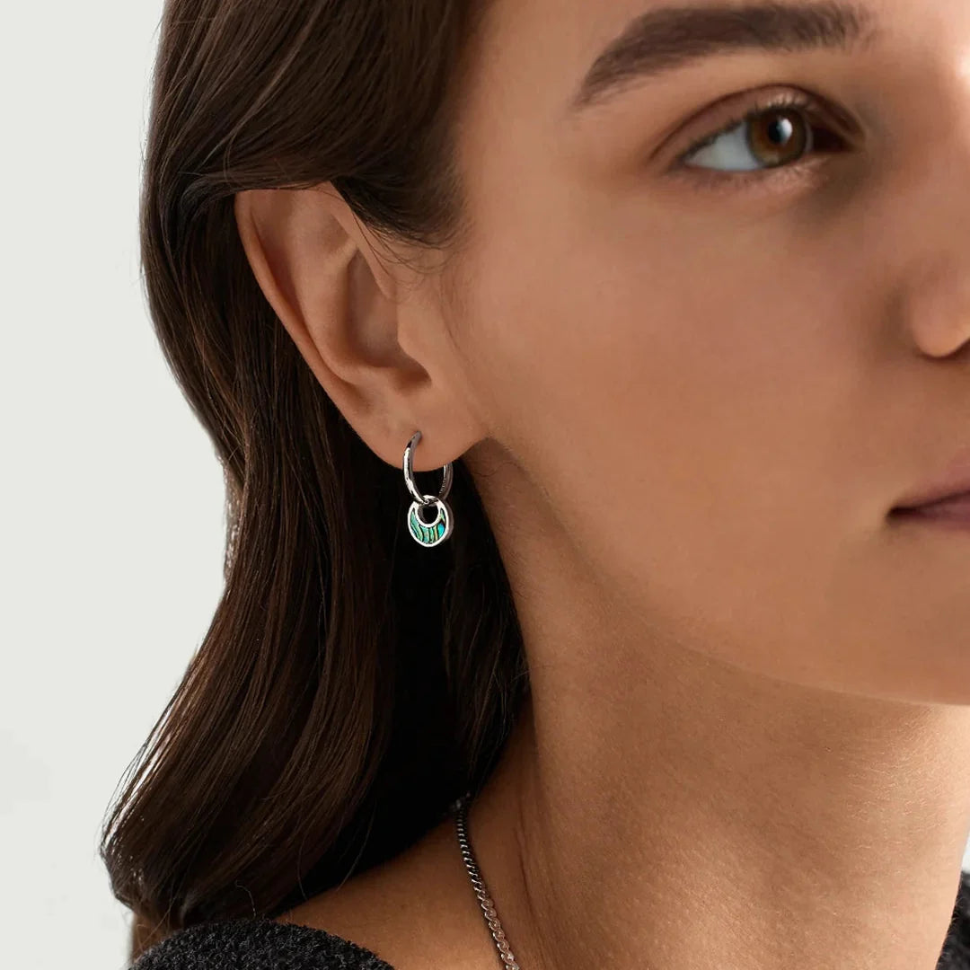Aretes para mujer con colgante redondo y detalle decorativo