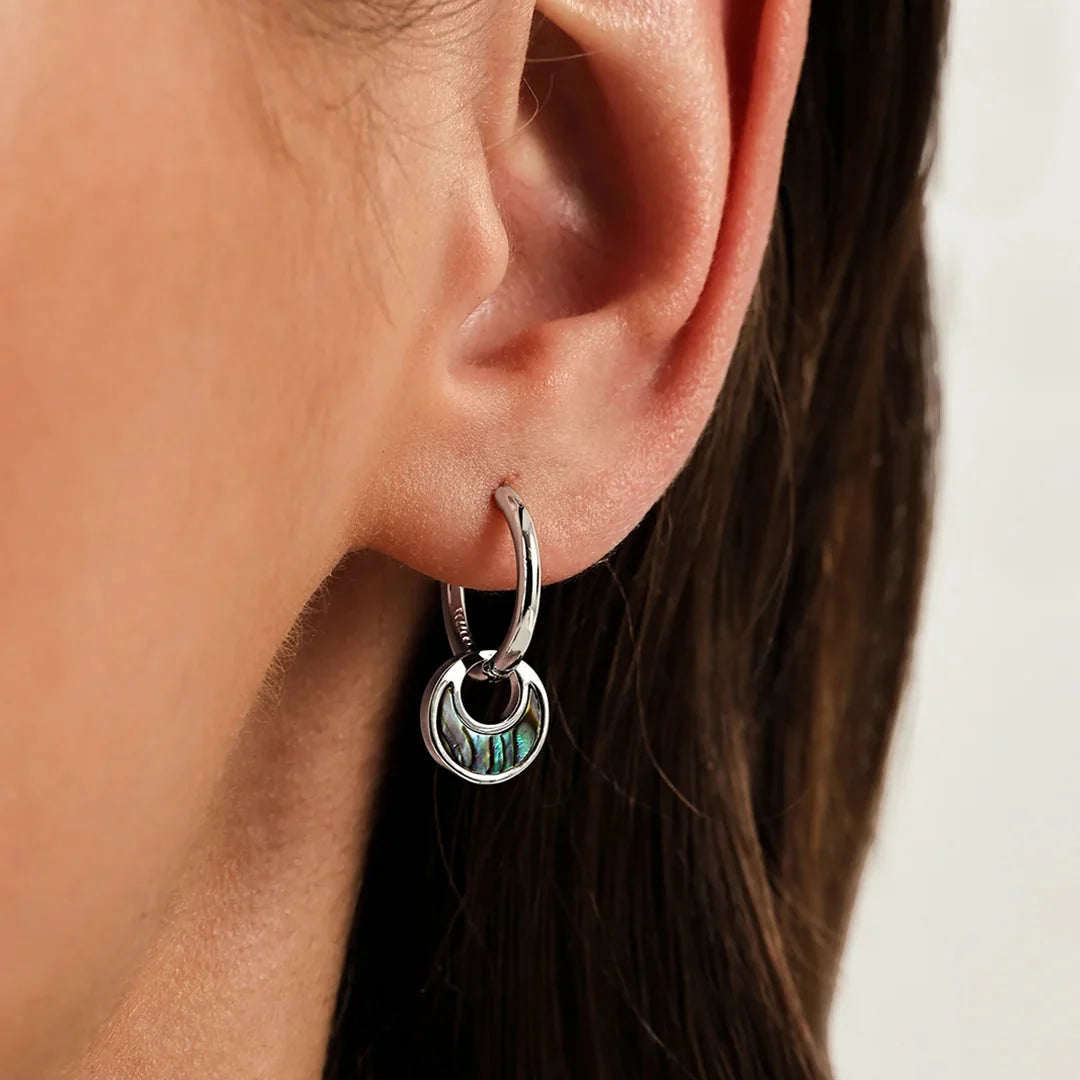 Aretes para mujer con colgante redondo y detalle decorativo