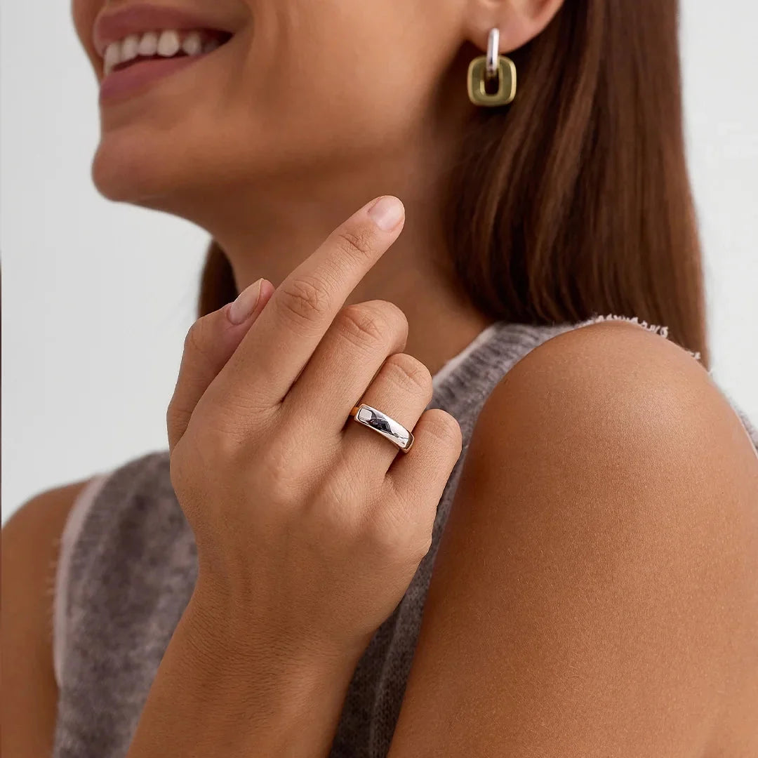 Anillo de Declaración para Mujeres con Doble Banda Superpuesta y Diseño de Tubo