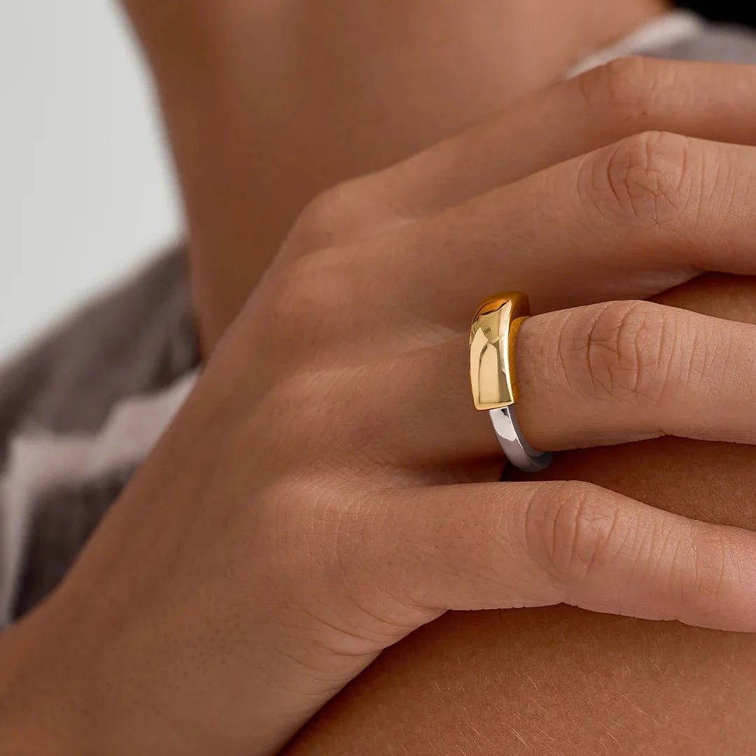 Anillo de Declaración para Mujeres con Doble Banda Superpuesta y Diseño de Tubo