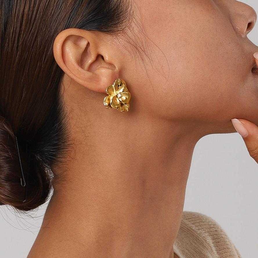 Amelia – Bisutería de Pendientes Florales Elegantes