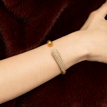 Pulsera Abierta para Damas con Extremos Asimétricos y Adornos de Piedras en Varias Filas