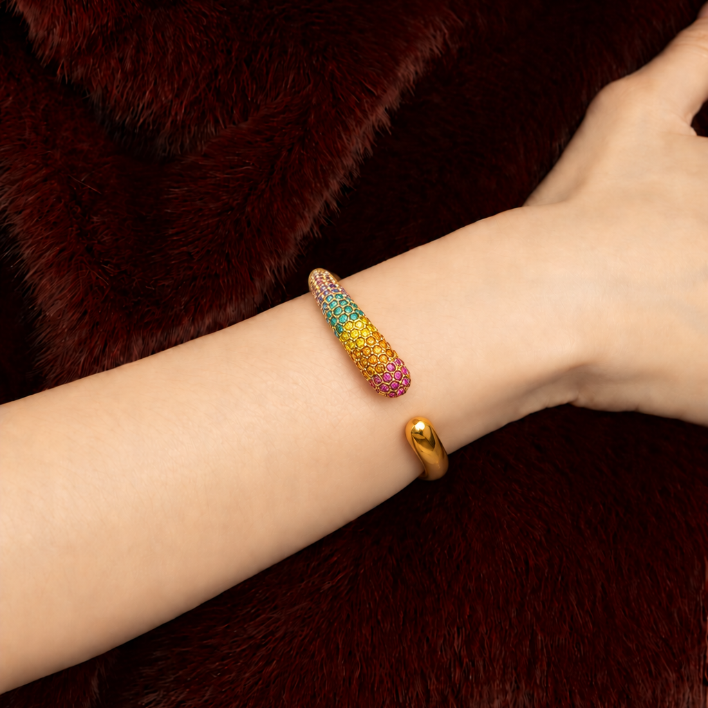 Pulsera Abierta para Damas con Extremos Asimétricos y Adornos de Piedras en Varias Filas