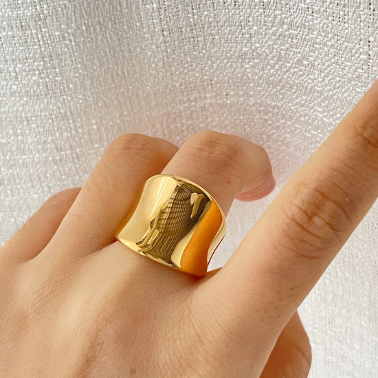 Athena – Anillo Dorado Elegante