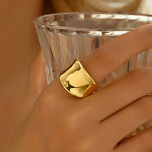 Athena – Anillo Dorado Elegante