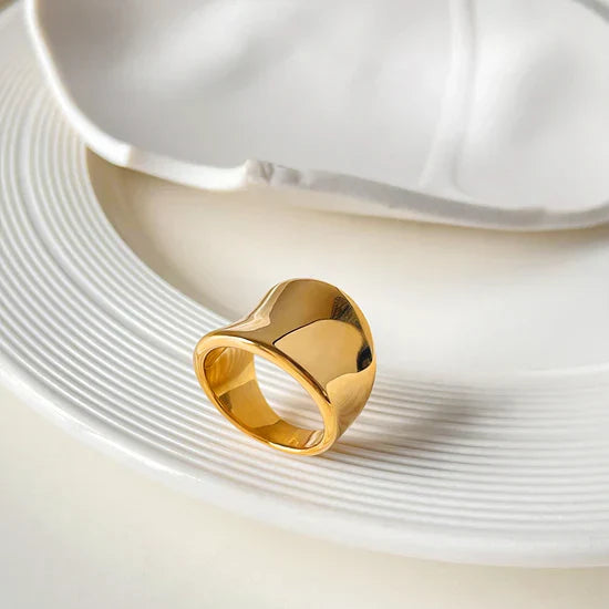 Athena – Anillo Dorado Elegante