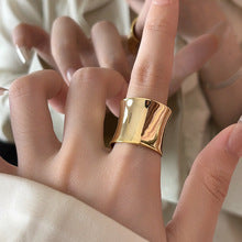Athena – Anillo Dorado Elegante