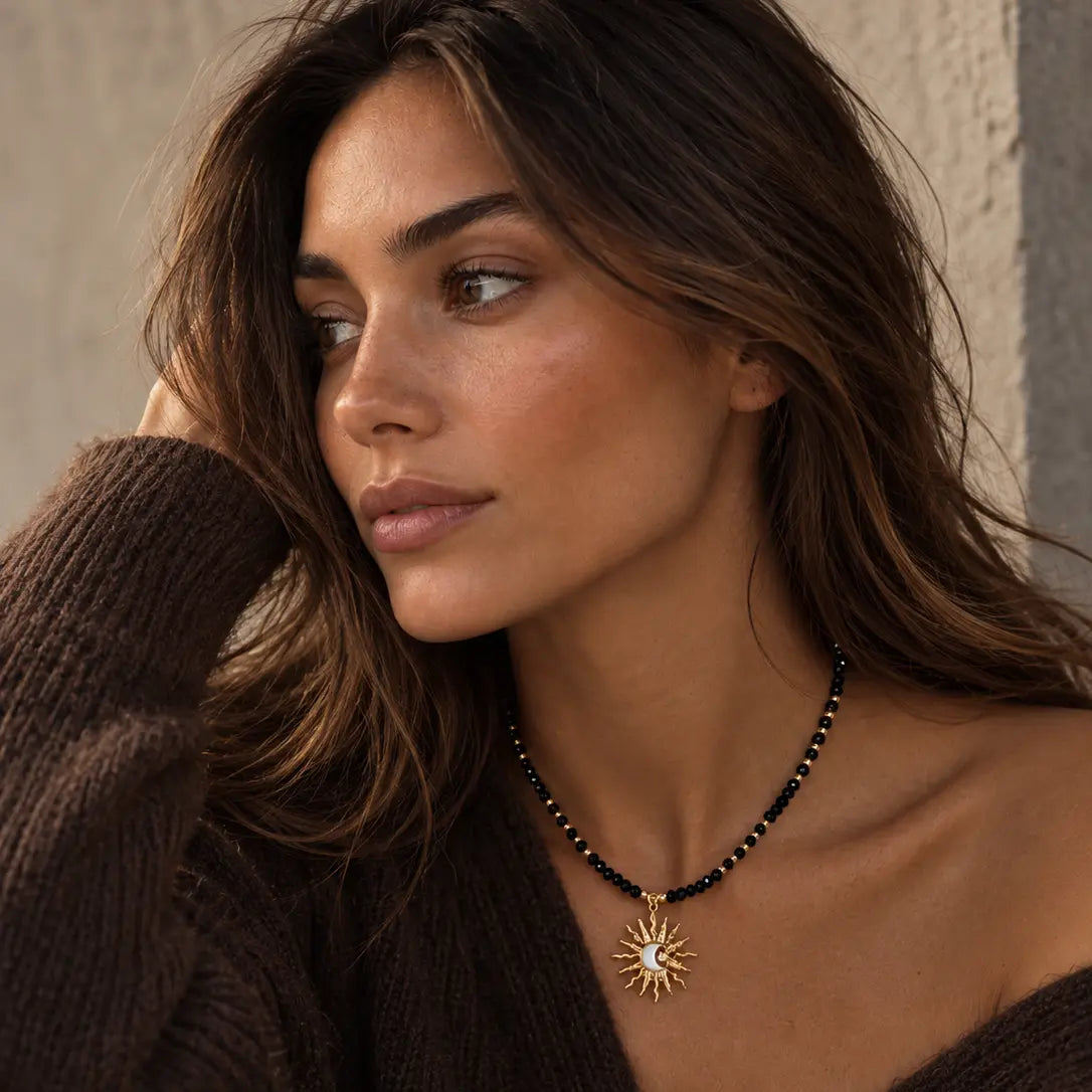 Collar de perlas para mujeres con colgante de sol y luna y perlas de vidrio facetadas