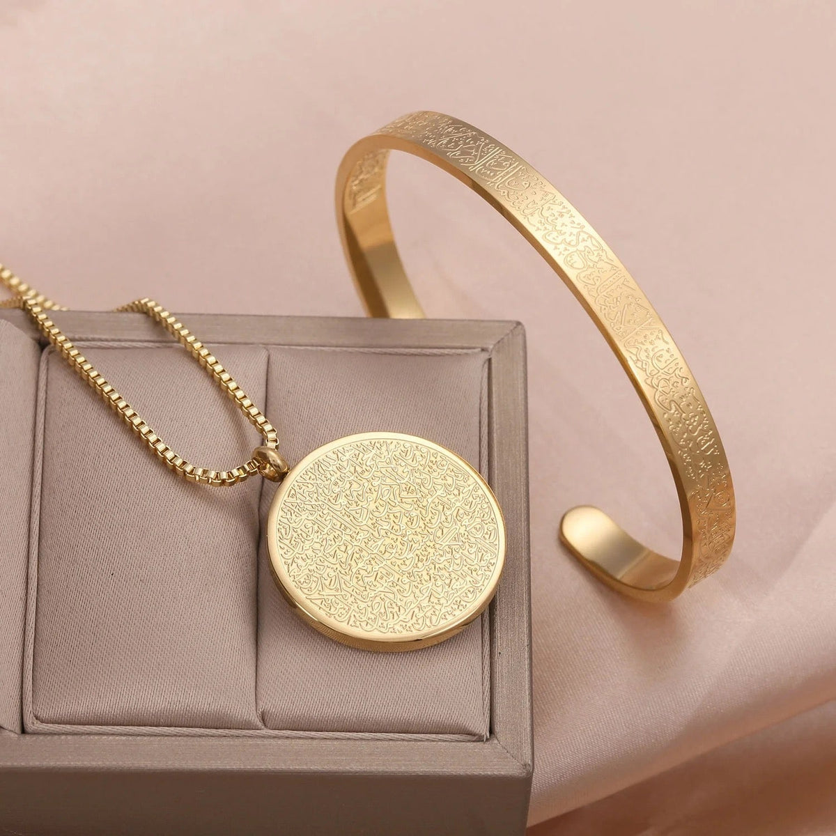 Damas 2-piezas conjunto de joyas con collar y brazalete abierto con colgante redondo