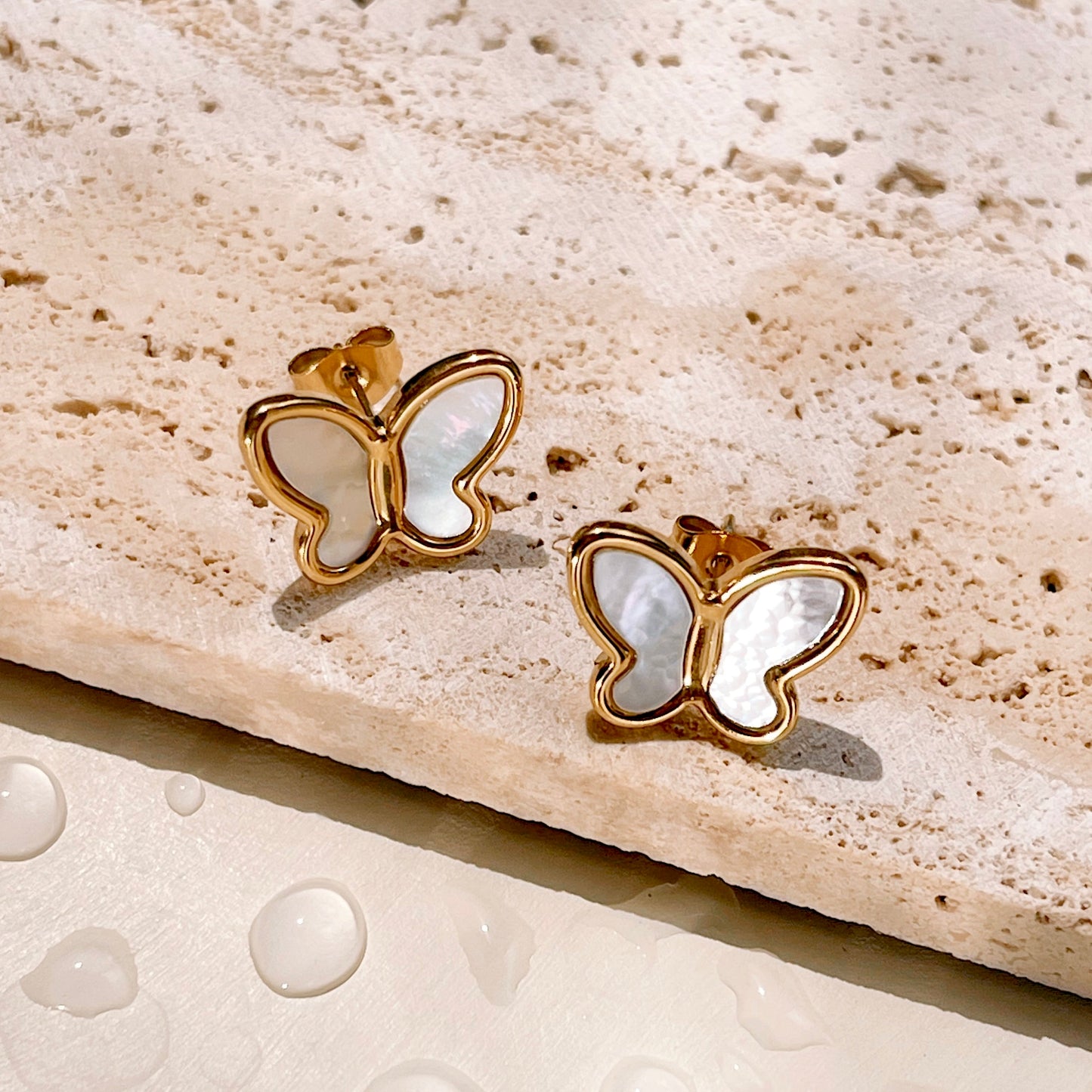 Lottie – Pendientes Dorados Mariposa con Concha