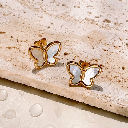 Lottie – Pendientes Dorados Mariposa con Concha