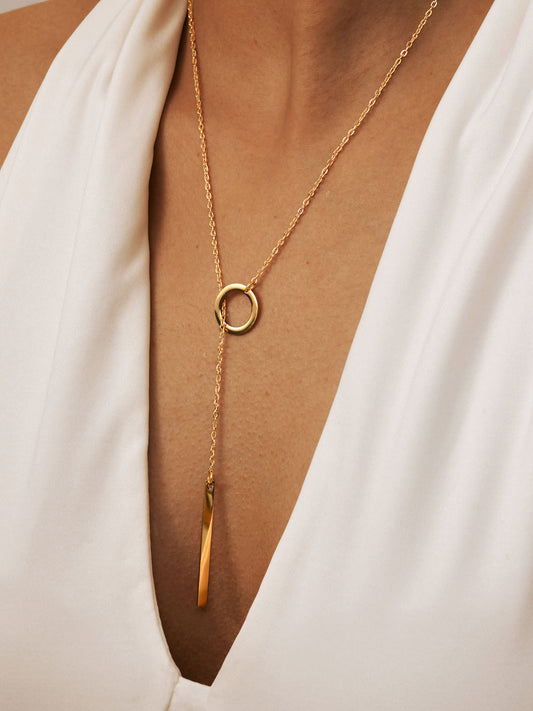 Blythe – Collar Lariat Dorado con Barra