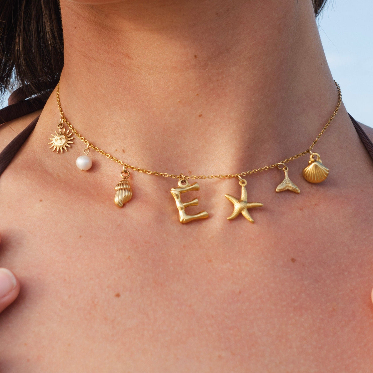 Collar Charm Dama con Inicial, Estrella de Mar, Concha y Acento de Perla