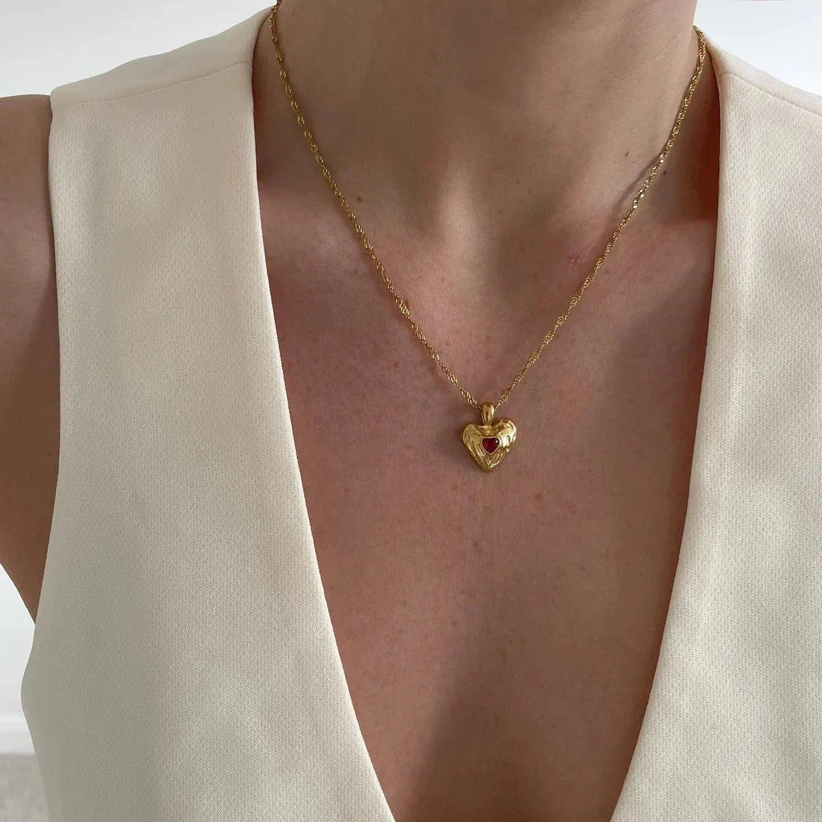 Collar Colgante Corazón Dama con Superficie Ondulada y Cadena Torcida