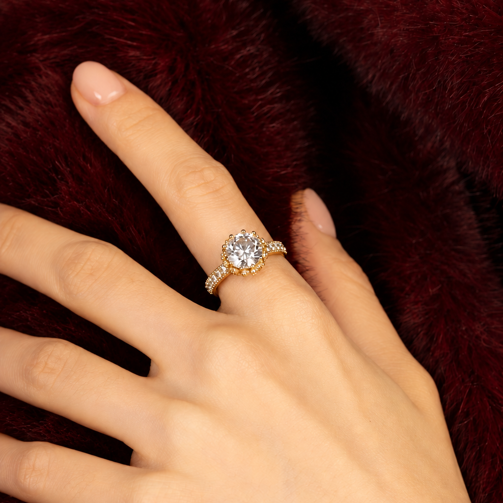 Anillo Solitaire de Dama con Piedra Central Redonda y Banda con Pavé