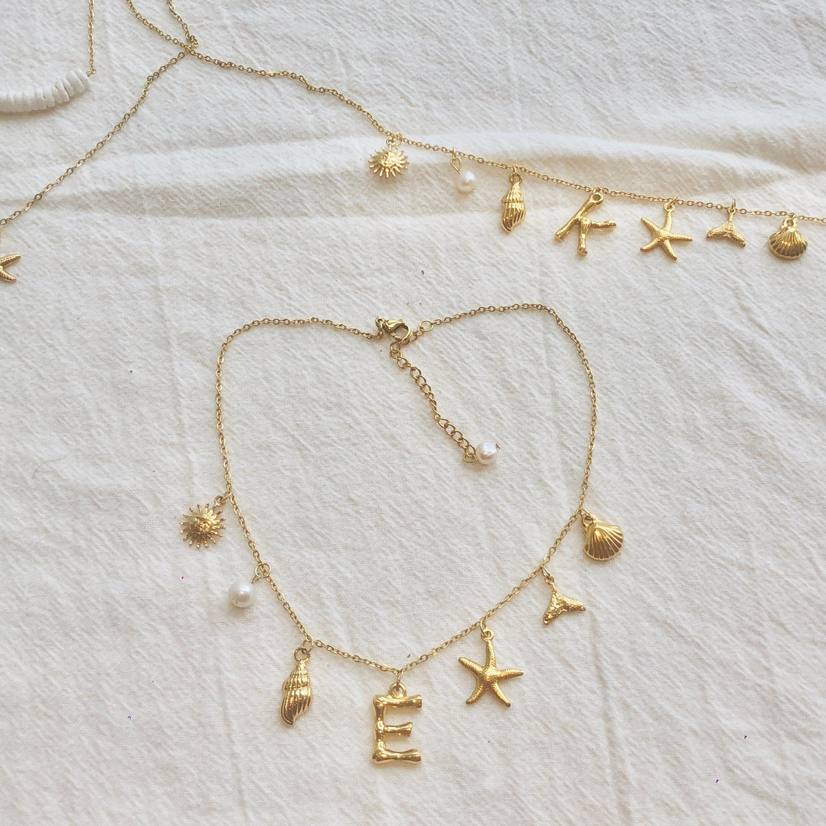 Collar Charm Dama con Inicial, Estrella de Mar, Concha y Acento de Perla