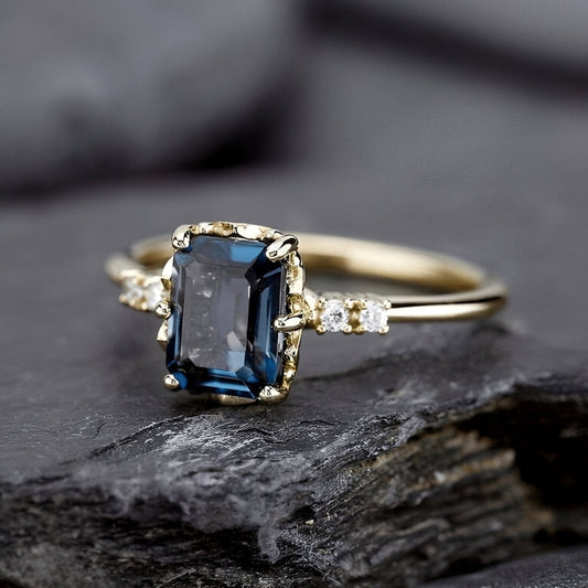 Sza – Bague Dorada Vintage y Cristal Azul