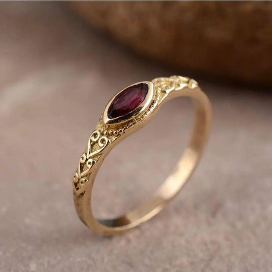 Aurora - Anillo Atemporal de Oro con Detalles en Cristal Rojo