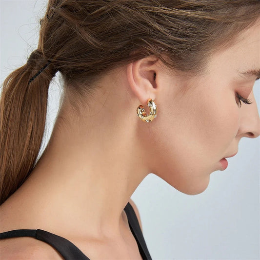 Joan – Pendientes Dorados Minimalistas