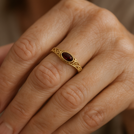 Klarisse – Bague Vintage Dorada con Cristal Rojo