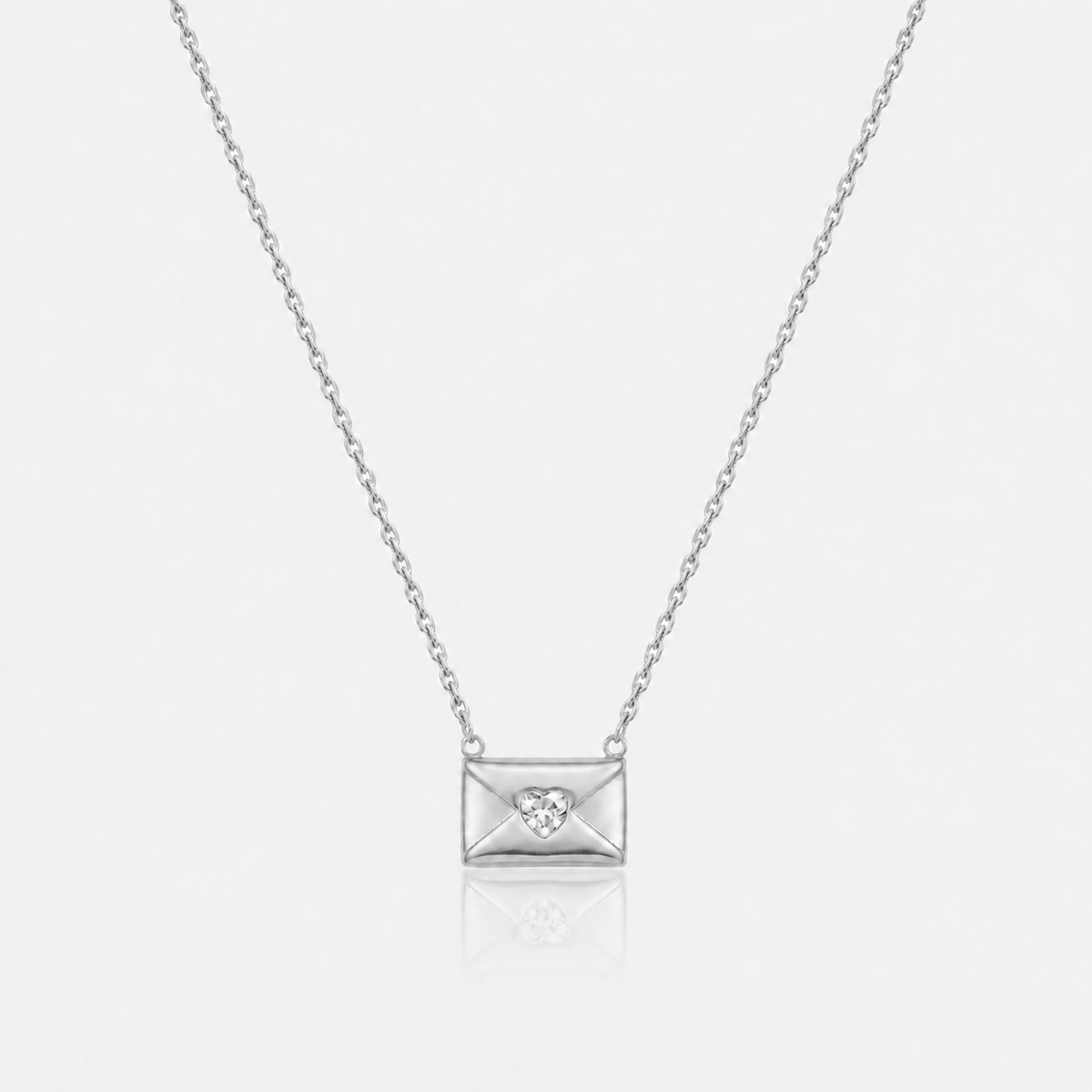 Collar colgante de damas con motivo de sobre y acento de piedra en forma de corazón