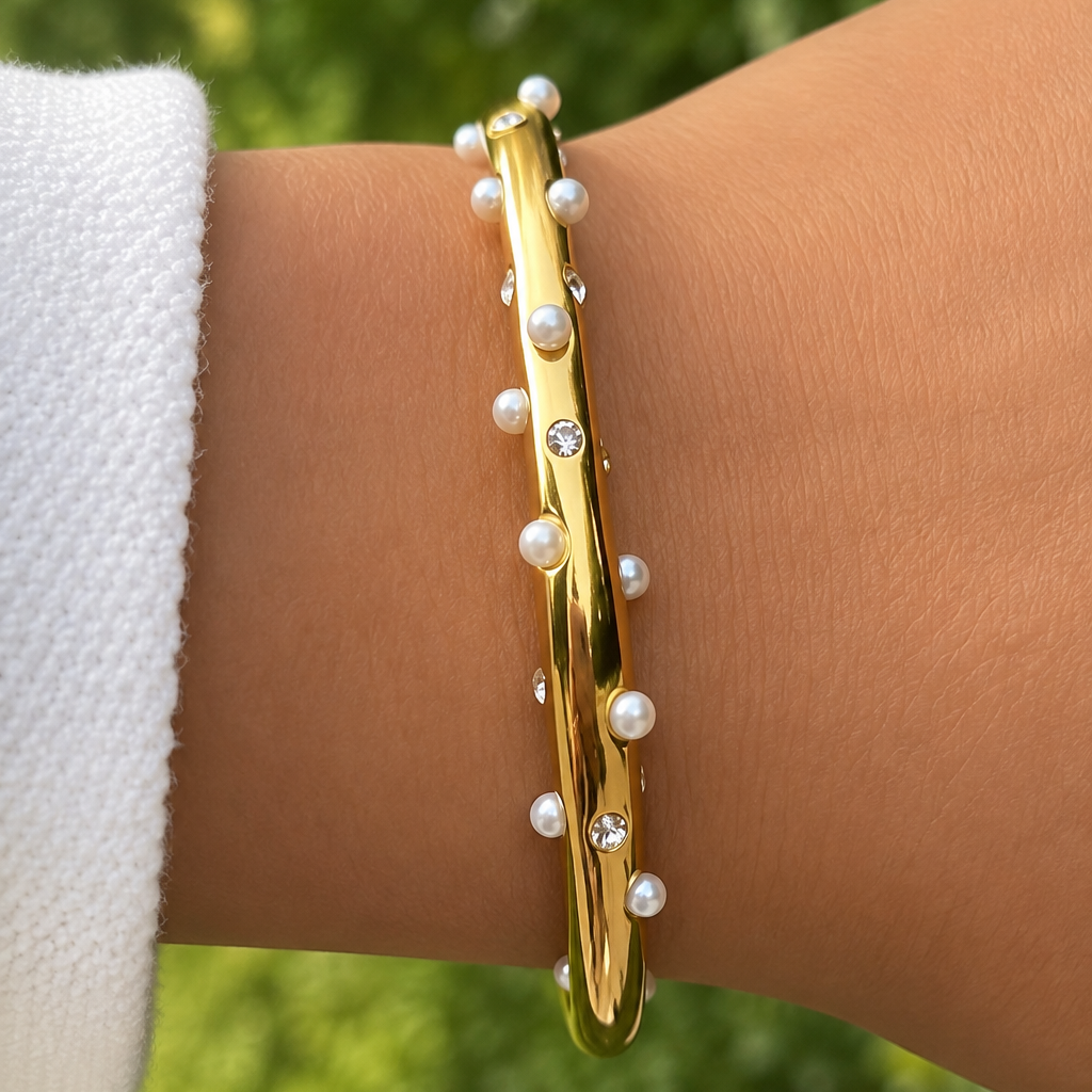 Pulsera Abierta de Mujer con Diseño de Doble Cinta, Detalles de Perlas y Acentos de Piedra