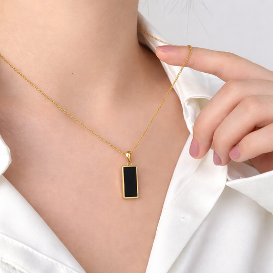 Beth – Collar Cuadrado Geométrico Negro