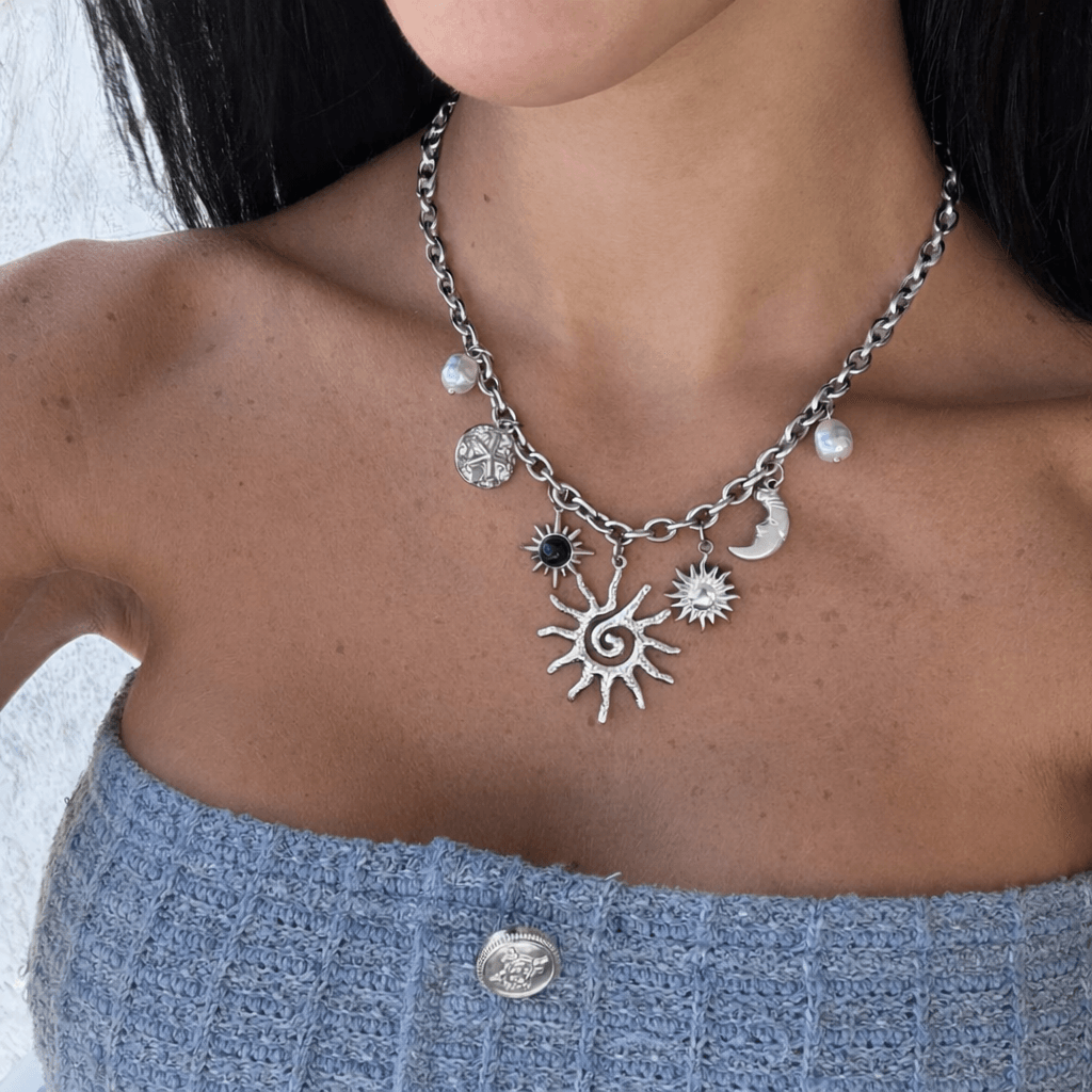 Collar Charm de Dama con Acentos de Sol, Luna y Perlas
