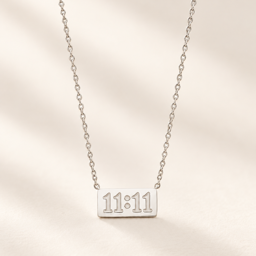 Collar de Damas con Colgante 11:11 y Motivo Numérico Rectangular