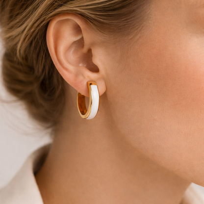 Dahlia – Pendientes Huggie Dorados con Esmalte Blanco