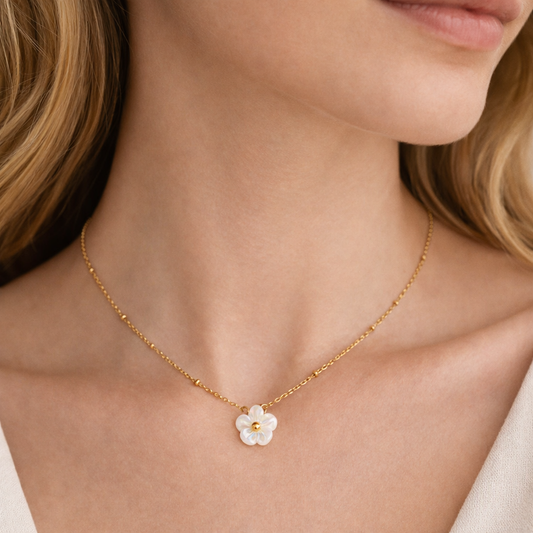 Carissa – Collar Dorado Flor con Piedra