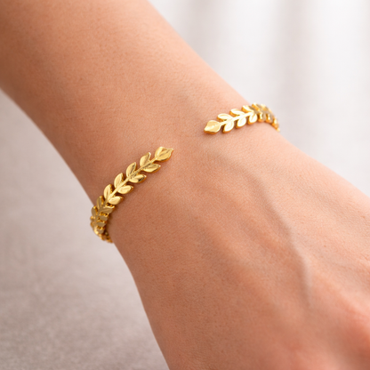 Fely – Brazalete con Diseño de Hojas y Charms