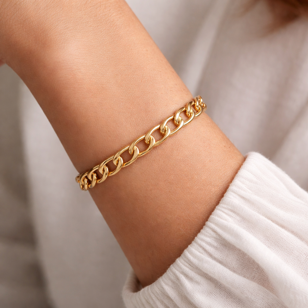 Mikha – Brazalete Calado con Charms Elegantes