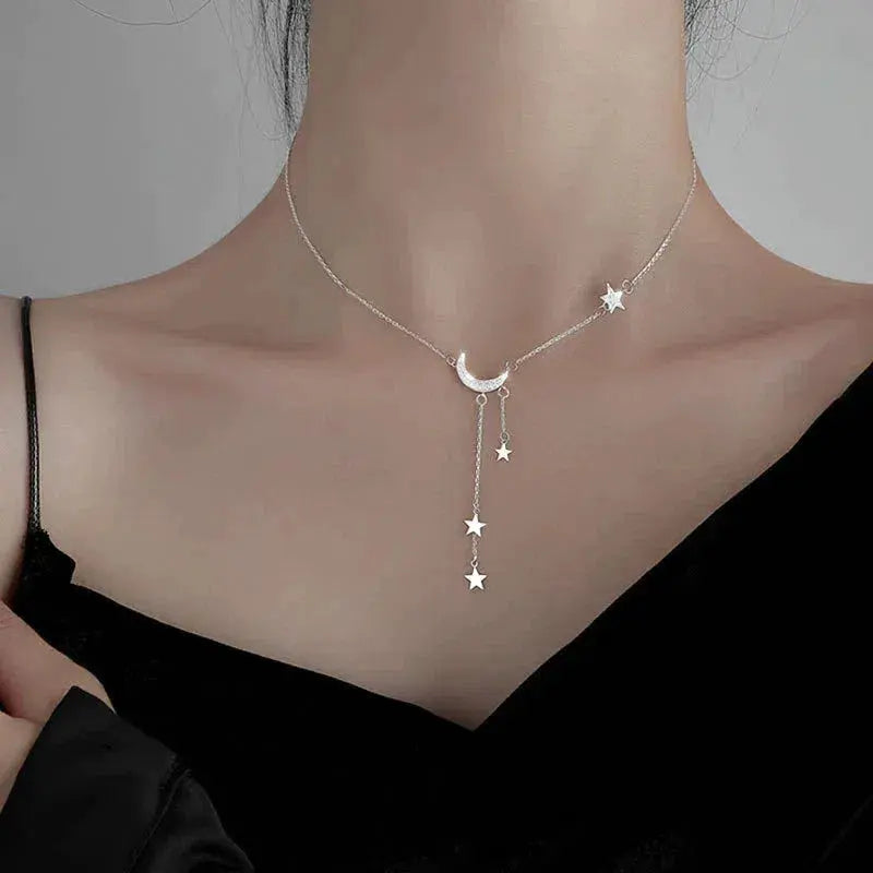 Lunara – Collar Plateado de Luna y Estrellas