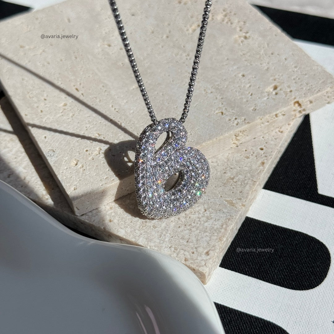 Collar de diamantes con inicial en burbuja
