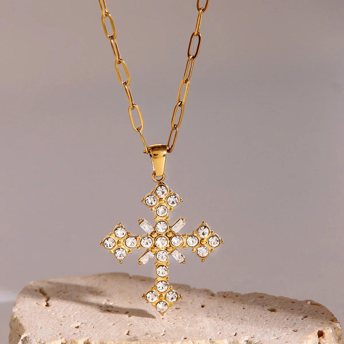 Divina – Collar Cruz Elegante