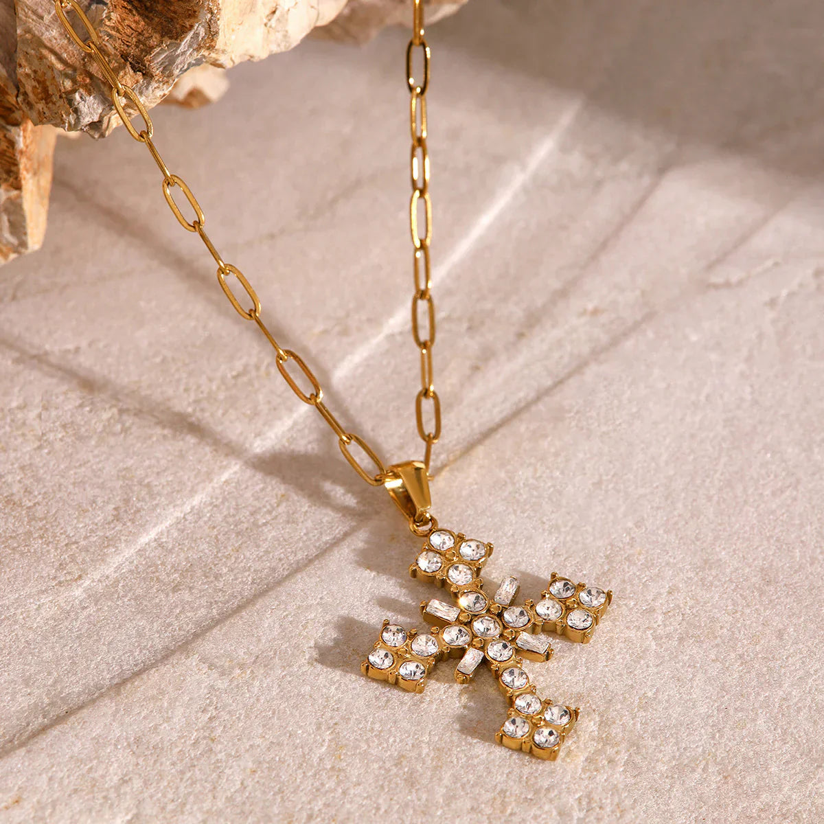Divina – Collar Cruz Elegante